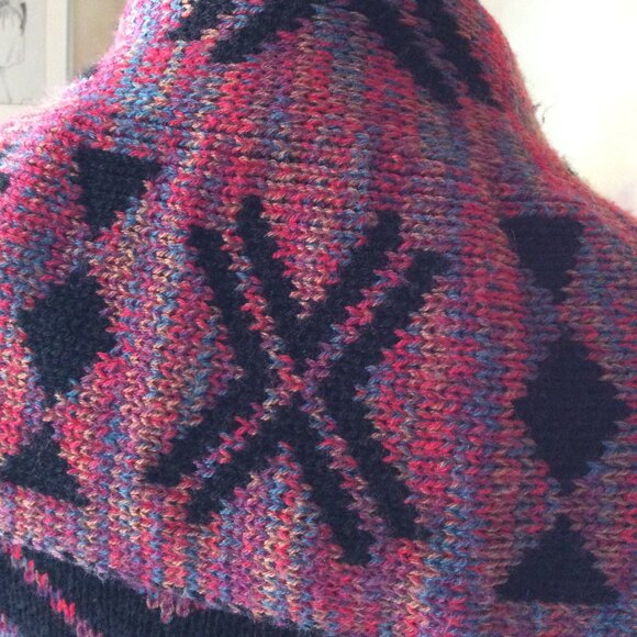 Boho tribal intarsia reversible knitted vest, size M? - Picture 12 of 13